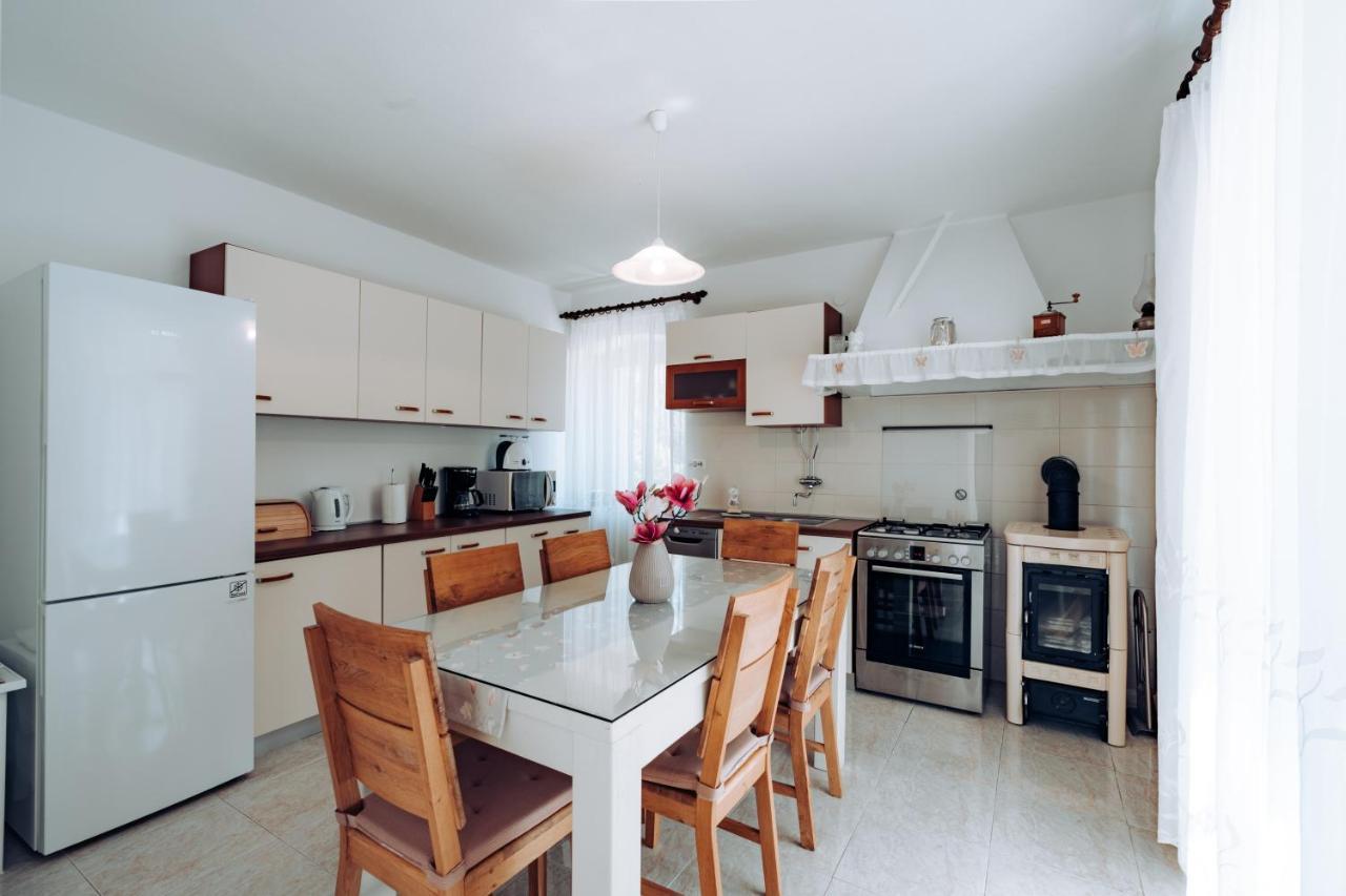 Guest House Sakarun Veli Rat Ngoại thất bức ảnh