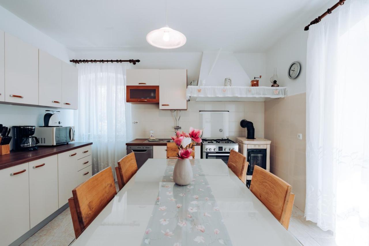 Guest House Sakarun Veli Rat Ngoại thất bức ảnh