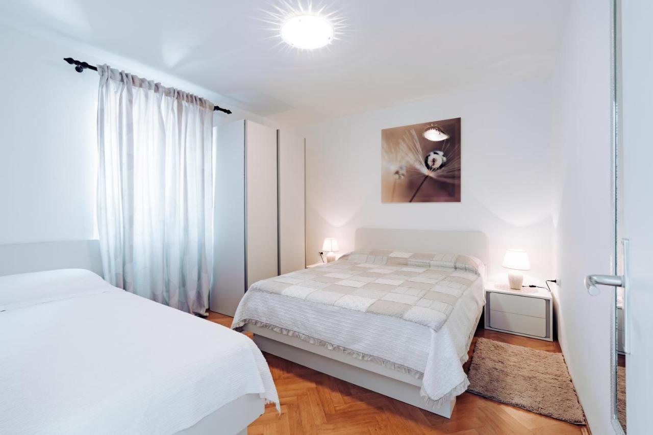 Guest House Sakarun Veli Rat Ngoại thất bức ảnh