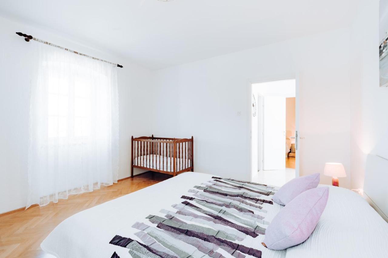 Guest House Sakarun Veli Rat Ngoại thất bức ảnh